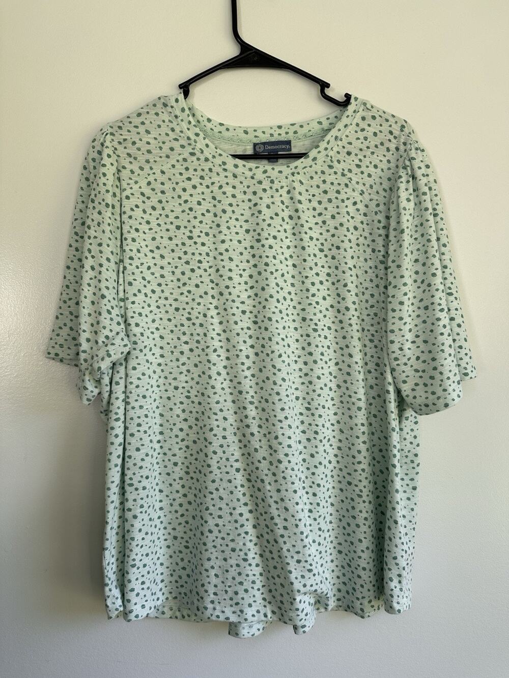 Democracy Woman’s Size 3X Mint Green Speckle Pattern Blouse